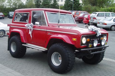 A fully restored and modified 4x4 Ford Bronco 1974 can be used for the 