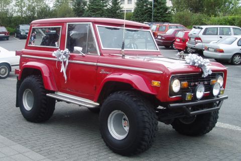 A fully restored and modified 4x4 Ford Bronco 1974 can be used for the