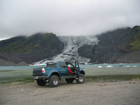 4x4 by the glacier and the lake