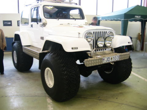 Jeep CJ7 1985 Willys CJ7 1985 with a tuned up Buick 455 V8 giving more than 