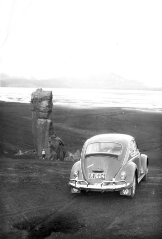 The beetle with the Troll of Tungnaá river in the sand desert east of Veidivotn and the river Tungnaá further behind. Photo: Finnbogi Eyjólfsson.