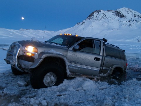 Jens on the GMC almost makes it straight over and only needs a slight pull to get it up.