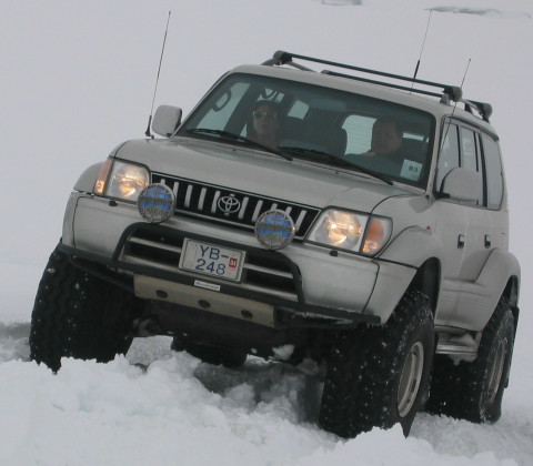 Toyota Land-Cruiser getting up