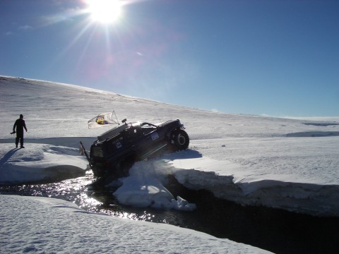 Toyota 4Runner - crossing the river