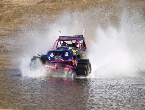 4x4 Driving on Water