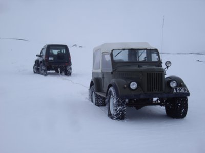 Land Rover pulling the Gaz 69