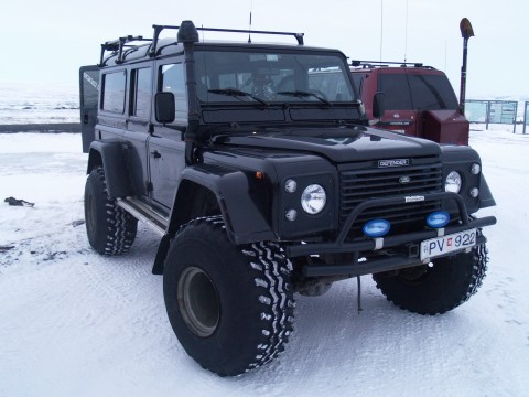 Another Land Rover with similar modifications. 
