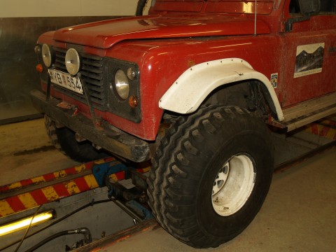 Skuli's Land Rover in the tire repair shop