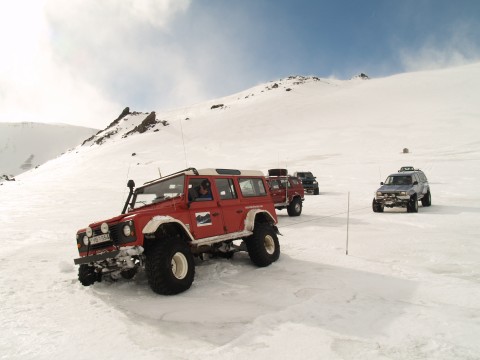 Close to the hut Skuli finds a spot with enough slush to get stuck...