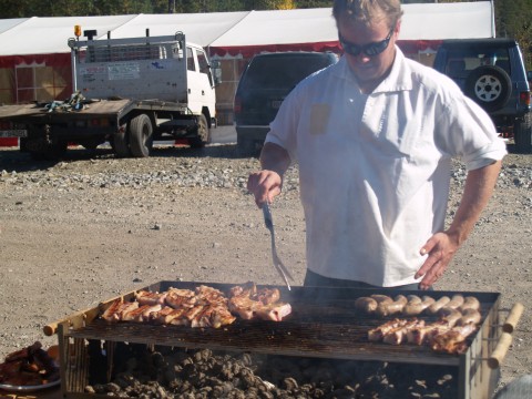 The Norwegian team Rock Crawlers Steyr invite us to a Danish style barbeque! With pork and "pølser" along with salad and hot bread. 