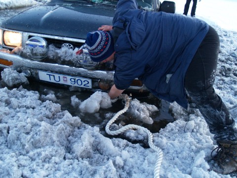 Einar looks for the front hook - but the water is freezing cold...