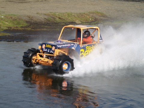 G�sli Gunnar driving on two feet deep water