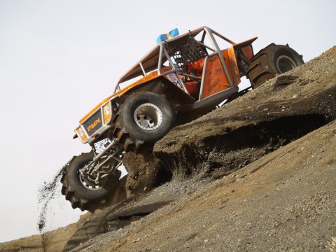 Hans Mäki driving Insane down the first sandbank...